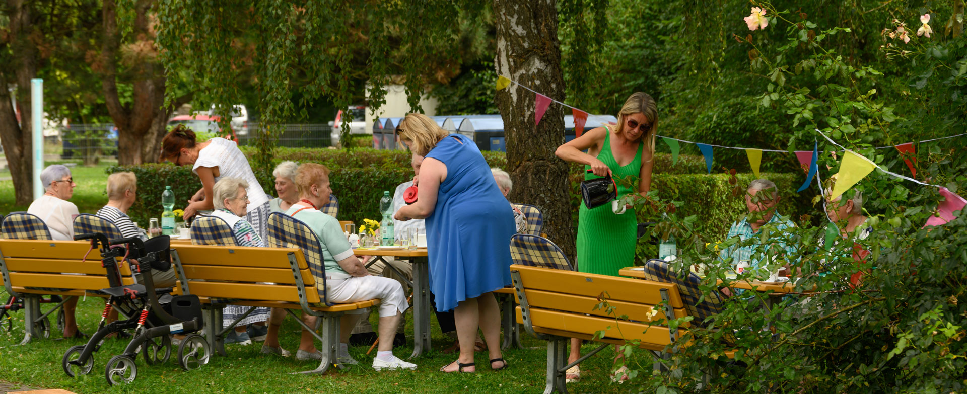 Bewohnerinnen und Bewohner feiern ein Sommerfest im Freien in Heilbad Heiligenstadt, Eichsfeld.