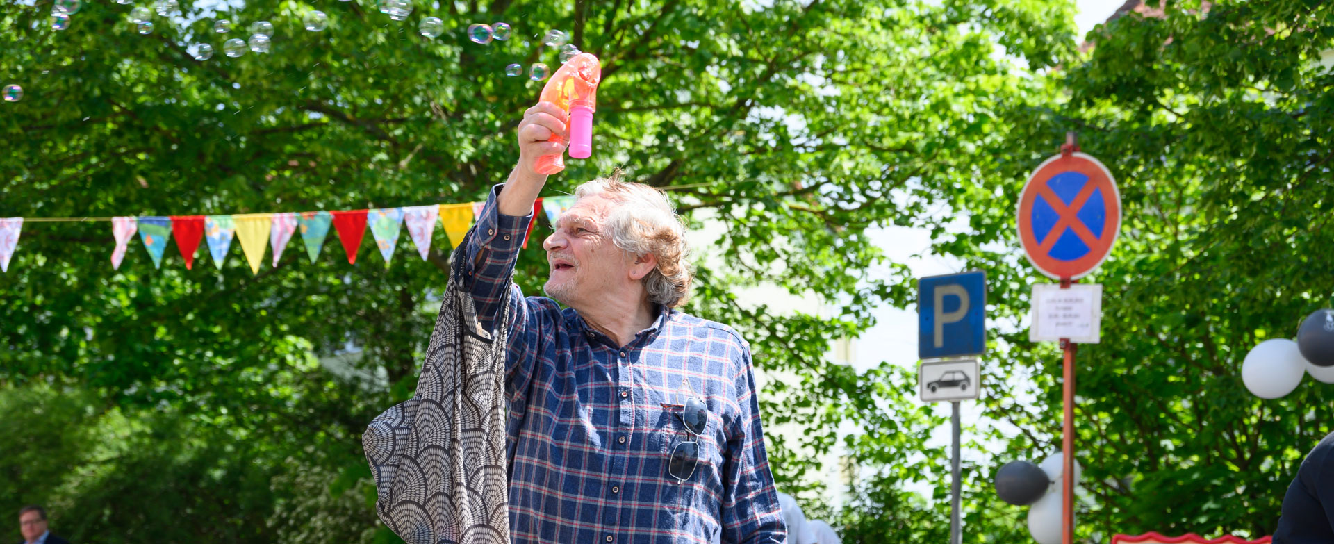 Bewohner beim Seifenblasen auf einem Sommerfest der KOWO Obereichsfeld in Heiligenstadt